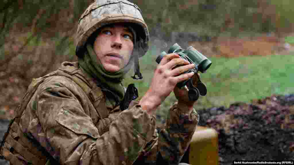 Боєць ЗСУ «слухає небо», намагаючись почути звуки можливого наближення ворожих гелікоптерів. Харківщина, 20 квітня 2022 року