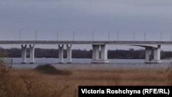 Антонівський міст біля Херсону. Квітень 2022 року. Міст поєднував правобережну та лівобережну Херсонщину, був зруйнований армією РФ у листопаді 2022 року, коли окупанти відступали з Херсона