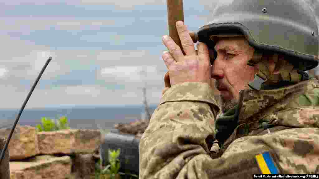 &laquo;23 квітня військовослужбовці угруповання об&rsquo;єднаних сил успішно відбили 12 атак ворога&hellip; Зокрема українські захисники знищили 4 танки, 5 артилерійських систем, 15 одиниць броньованої техніки, одну бойову броньовану машину та 4 одиниці автомобільної техніки. Підрозділи протиповітряної оборони в небі українського Донбасу збили один літак (Су-25), одну крилату ракету та 3 безпілотні літальні апарати типу &laquo;Орлан-10&raquo;, &ndash; йдеться у&nbsp;повідомленні