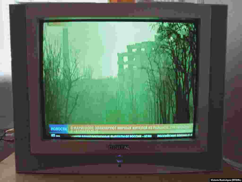 Пророссийский телеканал, транслирующий «освободительную операцию» в оккупированном Херсоне. «Как только они вошли в город, они заглушили украинские каналы и запустили свои. Через некоторое время отключили кабельное телевидение и радиостанции. В Херсоне не выходит ни одна украинская газета», – рассказал местный медиаэксперт, который также предупредил об опасности репортажей на оккупированных территориях. «Знаете, раньше мы думали, что камера и микрофон – это средство защиты», – сказал он. «Но теперь это «красная тряпка» для оккупантов. Выходить и снимать что-то – значит подвергать себя опасности»