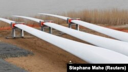 Монтаж лопастей вітряків для вітрової електростанції в одній з країн Європейського союзу (ілюстраційне фото)