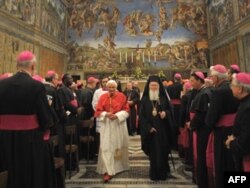 Архівне фото: папа Бенедикт XVI та Вселенський патріарх Варфоломій серед кардиналів в Сікстинській капелі. 18 жовтня 2008 року