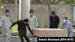 خپلوان له کورونا وایرسه د مړ شوي تن جسد وړي - د ارشیف انځور.