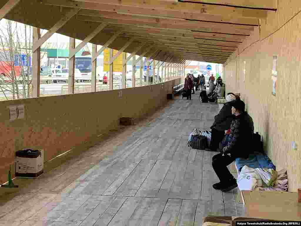 Перед пунктом пропуску «Краковець» облаштувати перехід, де встановлені лавки. Тут люди чекають на своїх знайомих чи рідних, які ще доїжджають