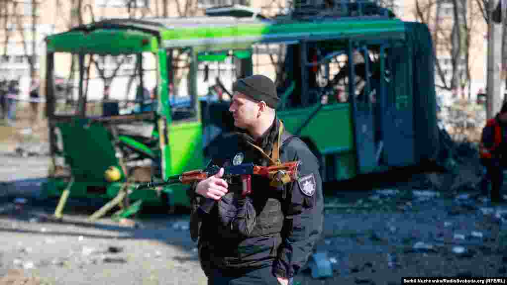 Руйнування на Куренівці внаслідок падіння уламків ракети, випущеної російськими військами, Київ. 14 березня 2022 року  