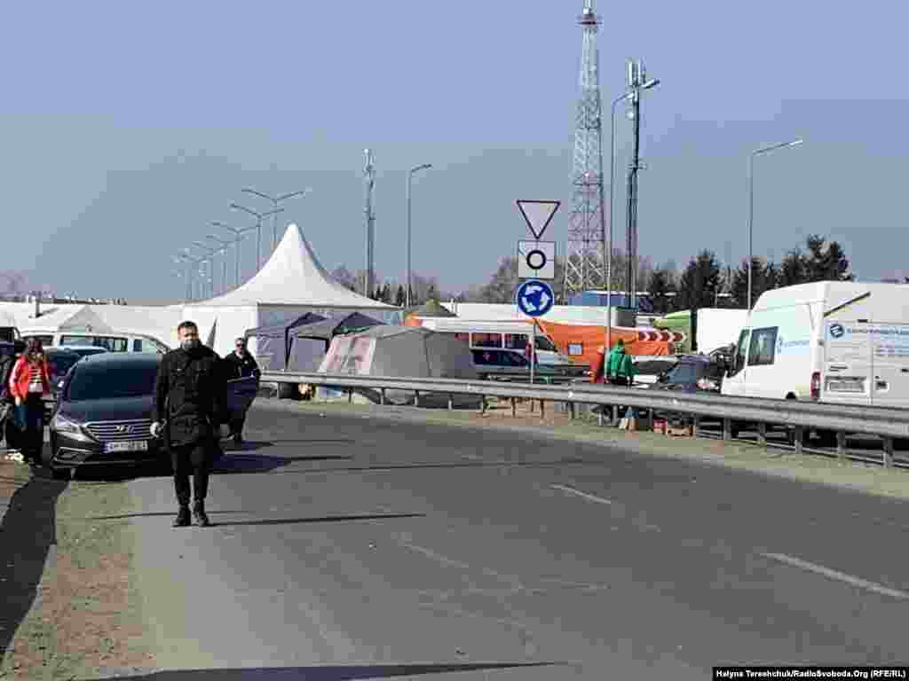 У пункті пропуску «Краковець» встановлені намети, де біженцям роздають гарячу їжу і напої, надають медичну допомогу. Тут цілодобово чергують волонтери