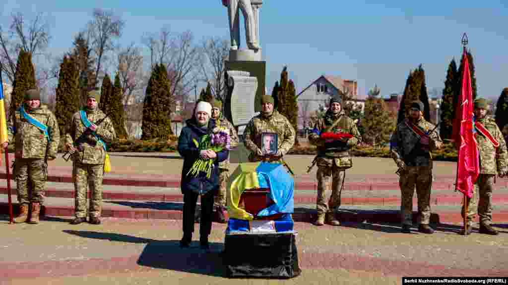 Прощання з полковником ЗСУ Валерієм Гудзем, який загинув внаслідок атаки російських військ на Луганщині. Київська область, 15 березня 2022 року