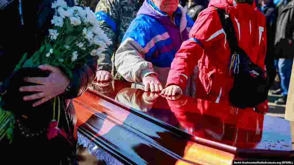 Прощання з полковником ЗСУ Валерієм Гудзем, який загинув внаслідок атаки російських військ на Луганщині. Київська область, 15 березня 2022 року