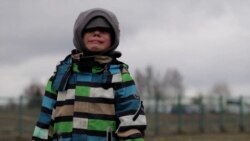 No comment | Un copil din Ucraina plânge după ce trece granița în Polonia