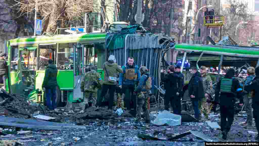 Руйнування на Куренівці внаслідок падіння уламків ракети, випущеної російськими військами, Київ. 14 березня 2022 року Рятувальники та бригади швидкої, а також міський голова Віталій Кличко прибули на місце події  