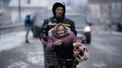 O femeie în vârstă este transportată din locuința sa din Irpin. Peste două milioane de ucraineni au părăsit țara de la începutul războiului.