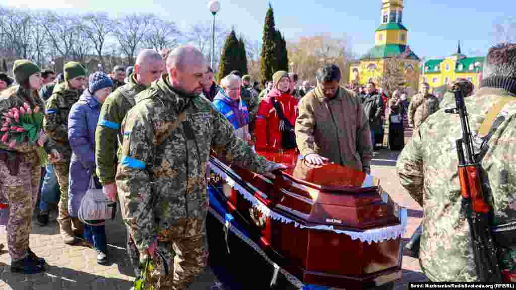 Прощання з полковником ЗСУ Валерієм Гудзем, який загинув внаслідок атаки російських військ на Луганщині. Київська область, 15 березня 2022 року