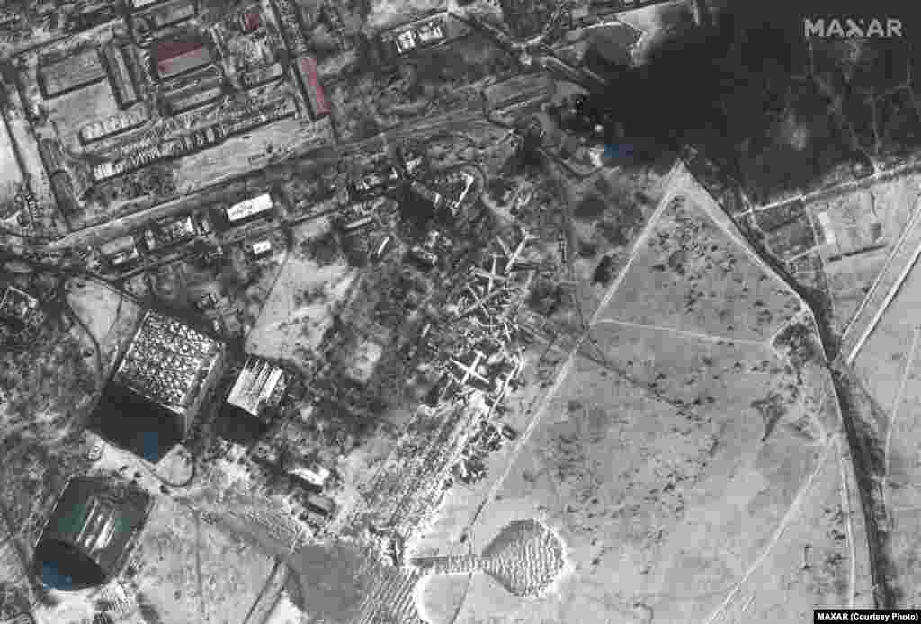 Південна частина аеропорту «Антонова» в Гостомелі, що на північний захід від Києва. На зображенні видно пожежу на місці зберігання палива. Satellite image ©2022 Maxar Technologies