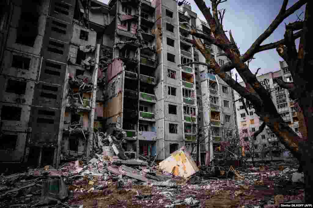 Одночасно із сухопутним вторгненням на кількох напрямках (зокрема і з території Білорусі) та атакою з моря, Росія почала обстрілювати і бомбардувати українські міста – Чернігів, Маріуполь, Київ, Харків, Запоріжжя, Одесу, Миколаїв... Знищений російським ударом житловий будинок у Чернігові. 4 березня 2022 року  