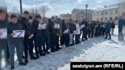 У вірменському Гюмрі дирекція російської школи № 19 організувала акцію підтримки вторгнення Росії в Україну. Березень 2022 року