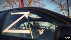 Detalj sa protesta u znak podrške ruskoj invaziji na Ukrajinu. Iscrtano slovo "Z" na automobilu, što je jedna od oznaka ruskih vojnih snaga na ukrajinskom ratištu, Beograd, 14. mart 2022.