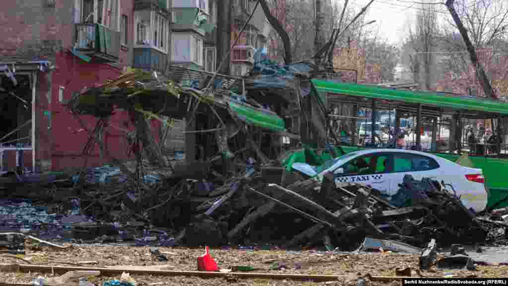 Руйнування на Куренівці внаслідок падіння уламків ракети, випущеної російськими військами, Київ. 14 березня 2022 року «Повністю знищено тролейбус, який був без пасажирів», – повідомив міський голова Віталій Кличко у Telegram