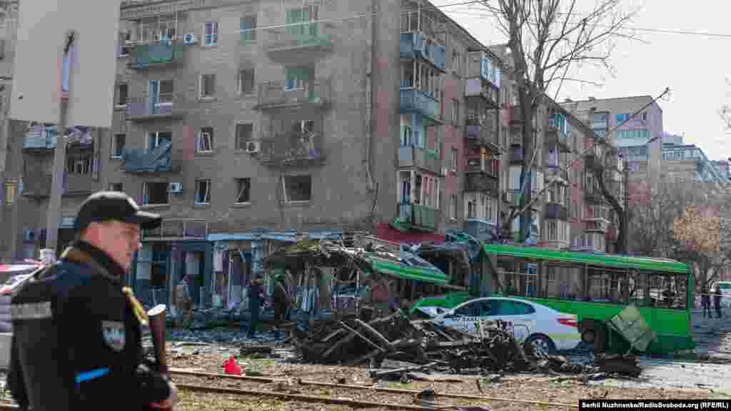 Руйнування на Куренівці внаслідок падіння уламків ракети, випущеної російськими військами, Київ, 14 березня 2022 року  «Буквально нещодавно уламки ракети впали на дорогу на Куренівці. Одна людина загинула, шестеро поранених. Двох поранених забрала швидка. Повністю знищено тролейбус, який був без пасажирів. Вилетіли шибки, пошкоджені балкони навколишніх будинків та комерційні приміщення на перших поверхах», – повідомив Кличко у Telegram.   
