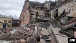 Ruinele unei școli din Cernigău (Chernihiv în engleză). Foto AFP dată publicității pe 7 martie 2022 de Serviciul Ucrainean de Urgență. Zeci de civili au fost uciși de bombardamente. Contra apărătorilor din această regiune, un ofițer rus a admis că a folosit arme termobarice.