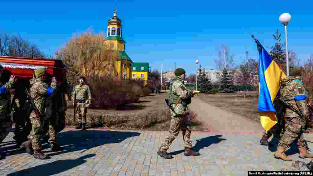 Прощання з полковником ЗСУ Валерієм Гудзем, який загинув внаслідок атаки російських військ на Луганщині. Київська область, 15 березня 2022 року