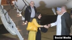 نازنین زاغری رتکلیف و انوشه آشوری با پرواز از تهران از طریق عمان عازم لندن شدند