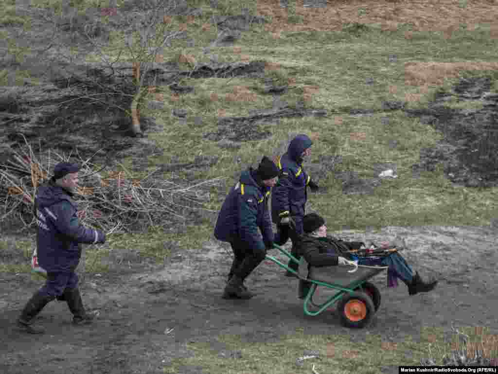 Російська сторона раніше зривала евакуацію цивільних, обстрілюючи маршрути, за якими мали вивозити людей, зокрема у Маріуполі, Волновасі. Київщина. 9 березня 2022 року