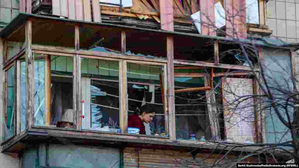 Руйнування на Куренівці внаслідок падіння уламків ракети, випущеної російськими військами, Київ. 14 березня 2022 року. За словами міського голови Києва Віталія Кличка: «Вилетіли шибки, пошкоджені балкони навколишніх будинків та комерційні приміщення на перших поверхах»