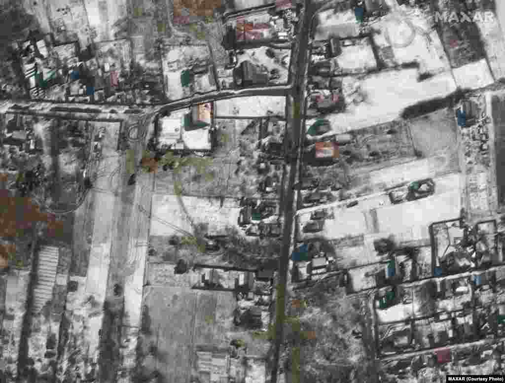 У селі Озера, що на північний схід від аеропорту «Антонов», розгорнута російська військова техніка. Satellite image ©2022 Maxar Technologies