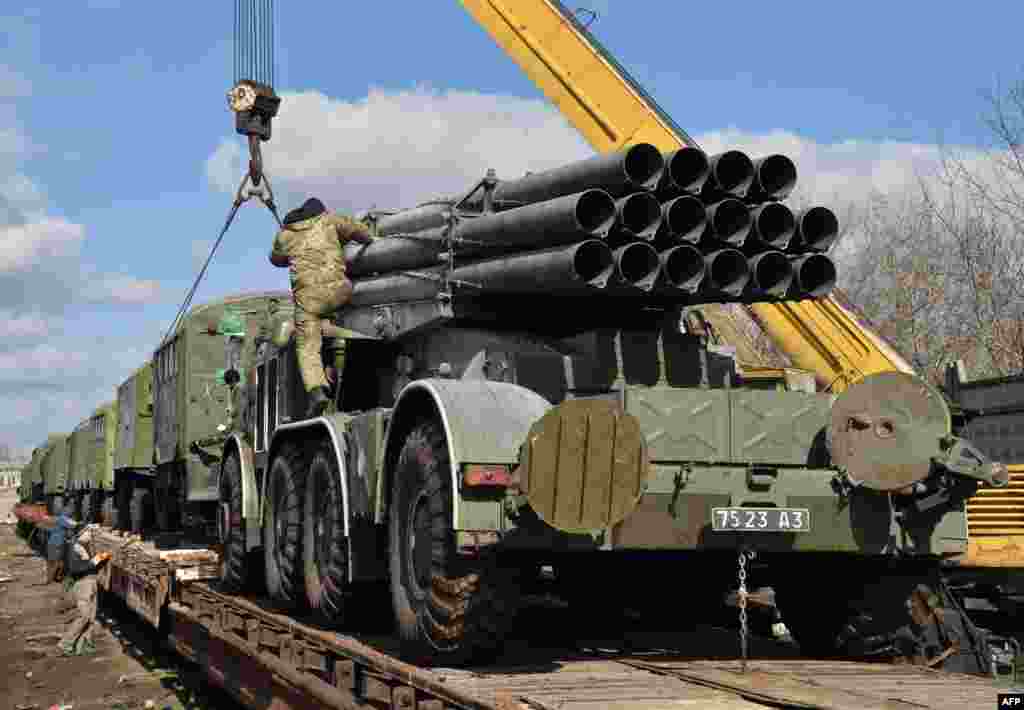 Українські військові вантажать на залізничну платформу РСЗВ «Ураган», які передислоковують у рамках домовленості про відведення важкого озброєння від лінії розмежування. Артемівськ, 6 березня 2015 року