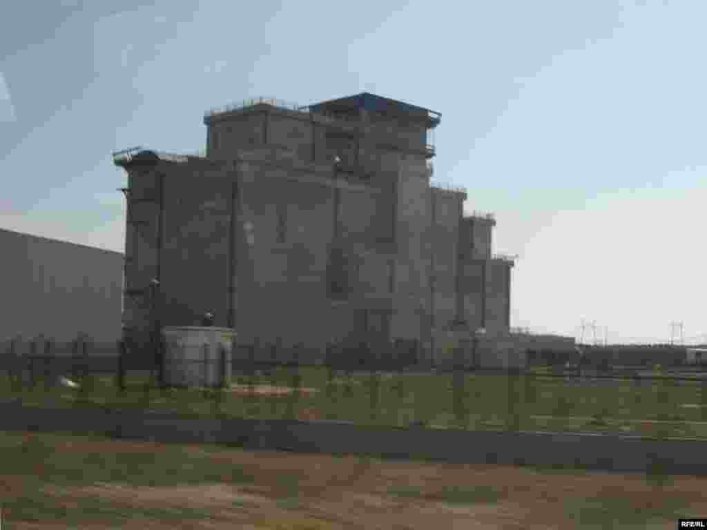 Недобудована споруда сховища відпрацьованого ядерного палива.З квітня 2003 року будівельні роботи тут зупинено через численні помилки у проекті. Вартість контракту - 95,2 млн. євро.