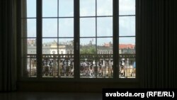 А з гэтага балькона была абвешчана ГДР. Дакладней, у цэнтральны фасад убудавалі гістарычны партал былога палаца, з балькона якога была абвешчаная нямецкая сацыялістычная рэспубліка.