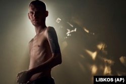 Dmitro Kozatski, șeful serviciului de presă al Brigăzii Azov, fotograf și apărător al orașului Mariupol, își arată corpul emaciat după ce a fost ținut în captivitate de ruși și eliberat în cadrul unui schimb de prizonieri.