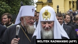 Московський патріарх Кирило (праворуч) і глава Польської православної церкви, митрополит Савва. Варшава, 16 серпня 2012 року