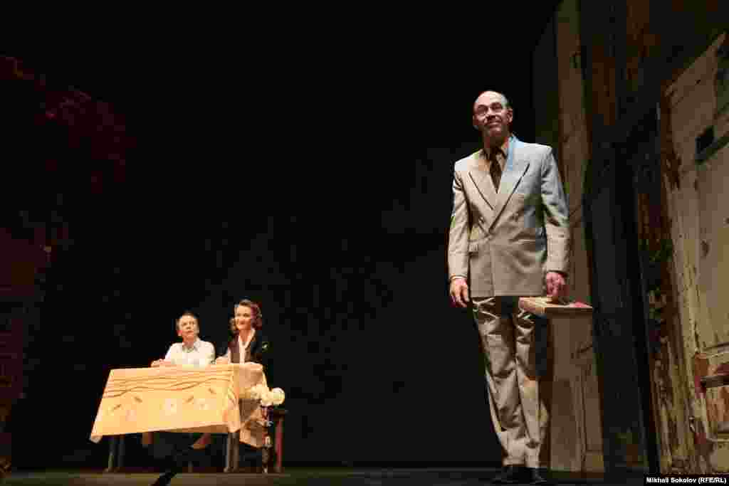 Марк Розовский. Спектакль "Папа, мама, я и Сталин".  Дядя Лев Григорьевич - Андрей Молотков.