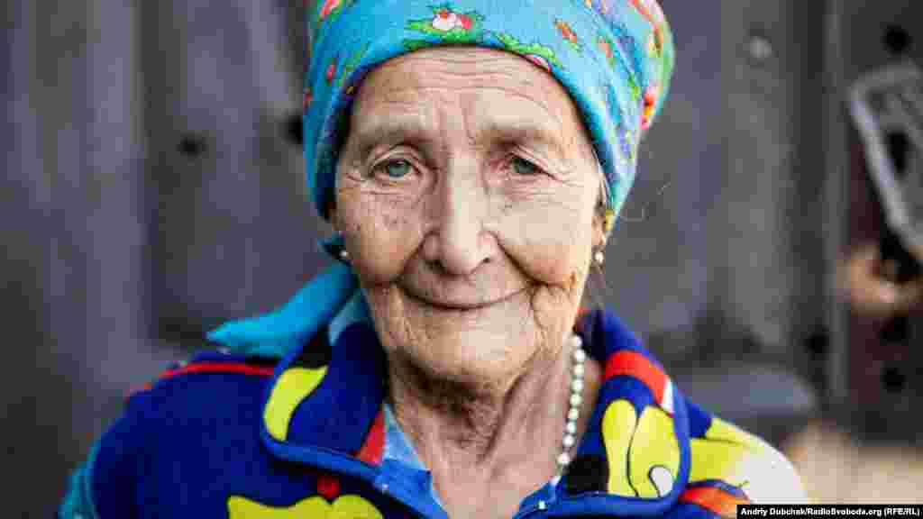 Баба Марія. Сама родом із Закарпаття. 1940 року народження. Живе у селищі сама