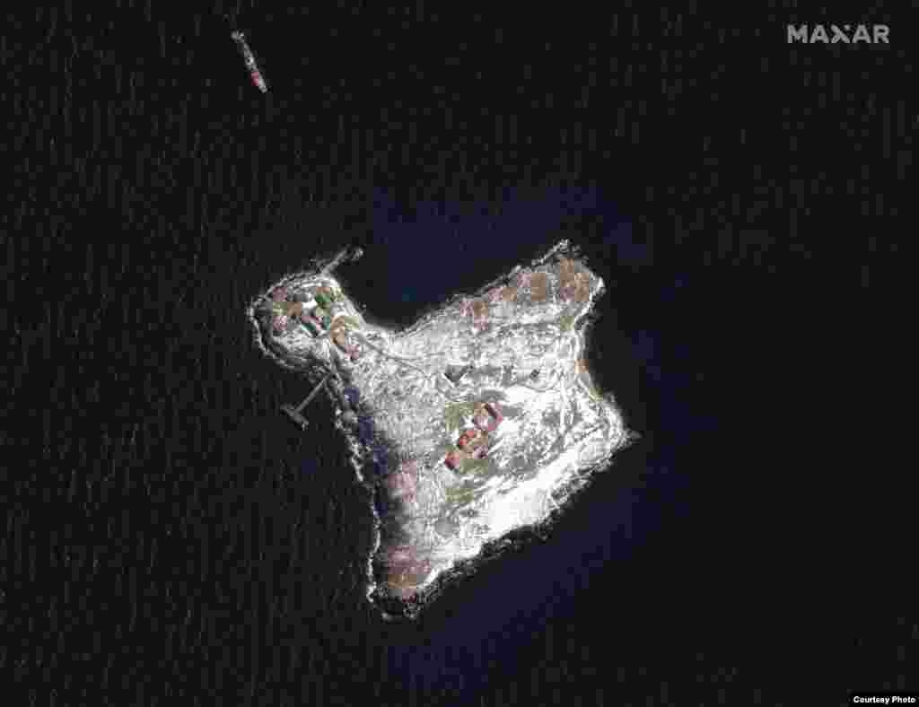 Спутниковый снимок острова Змеиный от 13 марта 2022 года. Satellite image ©2022 Maxar Technologies. У острова на якоре стоит российский военный корабль класса «Ропуха». Здания украинского пограничного залога на острове повреждены. После начала 24 февраля широкомасштабного вторжения России в Украину, капитан российского военного корабля предложил украинским пограничникам острова Змеиный сдаться, а иначе угрожал обстрелом. Украинские пограничники ответили: «Русский военный корабль, иди на ***». Эта фраза стала одним из девизов борьбы народа с российскими захватчиками