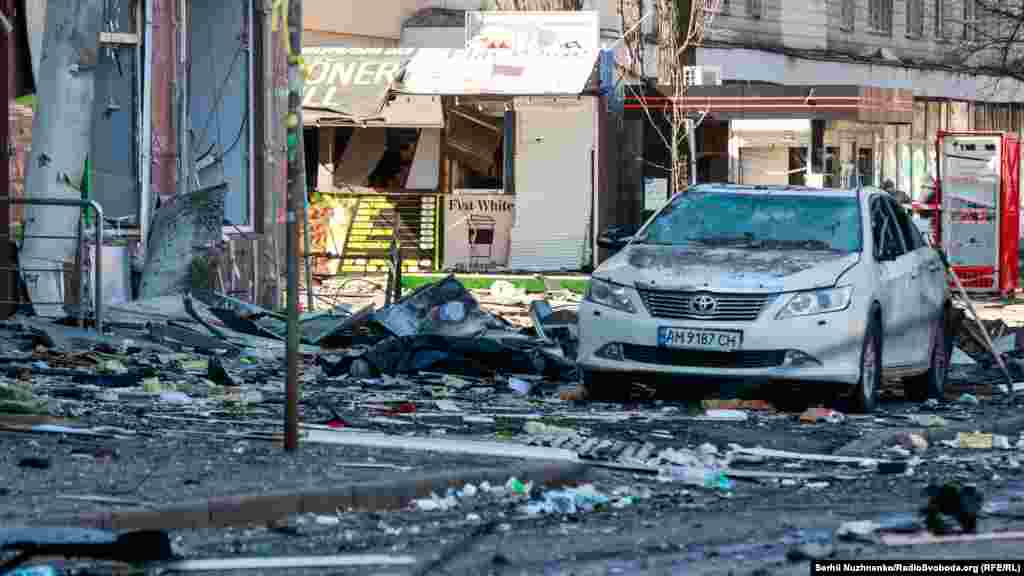 Руйнування на Куренівці внаслідок падіння уламків ракети, випущеної російськими військами, Київ. 14 березня 2022 року Рятувальники додали, що «поміж житлових 5-ти та 10-поверхових будинків сталося загоряння у двох квартирах на 3-му та 4-му поверсі 5-поверхового житлового будинку». Об 11:49 пожежу повністю загасили