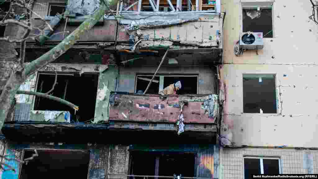 Наслідки потрапляння російської ракети в житловий будинок в Києві. 14 березня 2022 року