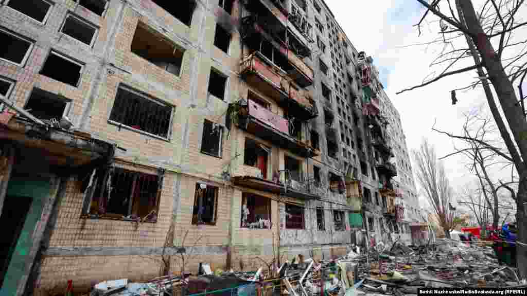 Наслідки потрапляння російської ракети в житловий будинок в Києві. 14 березня 2022 року