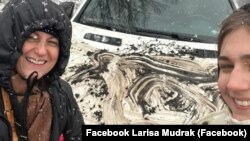 Лариса Мудрак разом із донькою. Київщина, 8 березня 2022 року