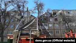 У ДСНС кажуть: 21 людину врятували та 12 евакуювали. Інформації про жертв немає