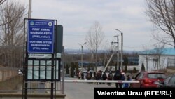 Ukrajinske izbeglice na kontrolnom punktu na ulazu u Moldaviju