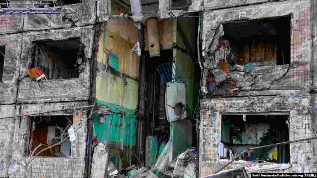 Наслідки потрапляння російської ракети в житловий будинок в Києві. 14 березня 2022 року