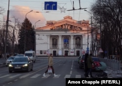 Люди приходили до драмтеатру, чекаючи на евакуацію