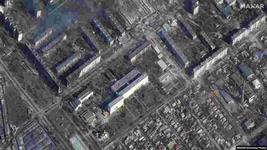 Мариуполь: поврежденные жилые дома и больница. Фото Satellite image ©2022 Maxar Technologies за 14 марта 2022 года