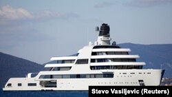 За підрахунками агентства, безпосередньо 24 лютого – у день початку повномасштабної війни – найбагатші росіяни втратили 46,6 мільярда доларів