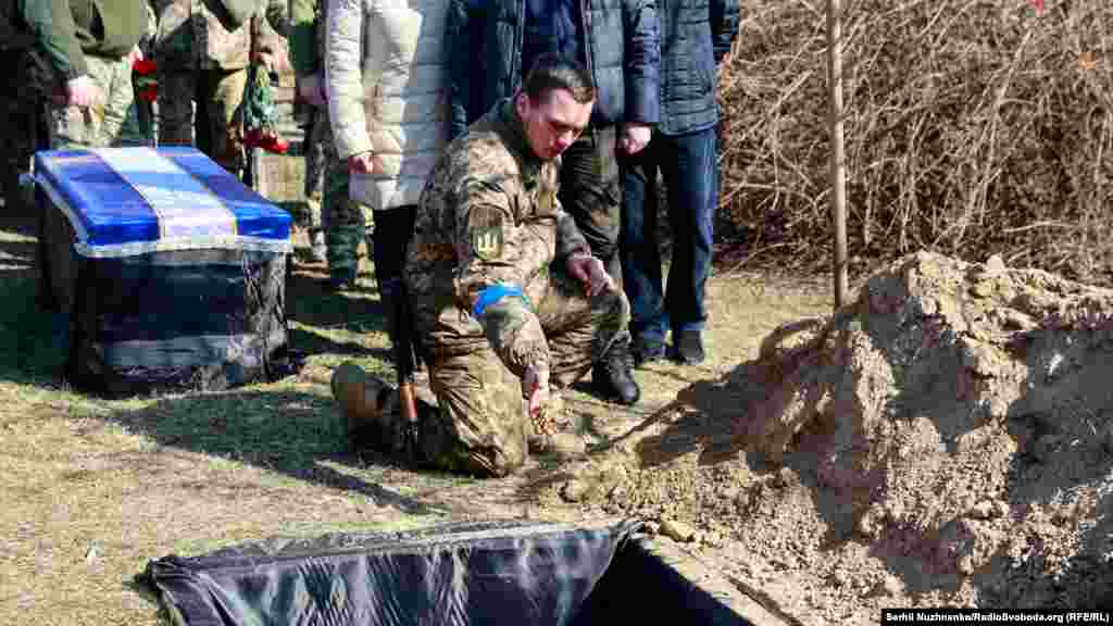 Прощання з полковником ЗСУ Валерієм Гудзем, який загинув внаслідок атаки російських військ на Луганщині. Київська область, 15 березня 2022 року