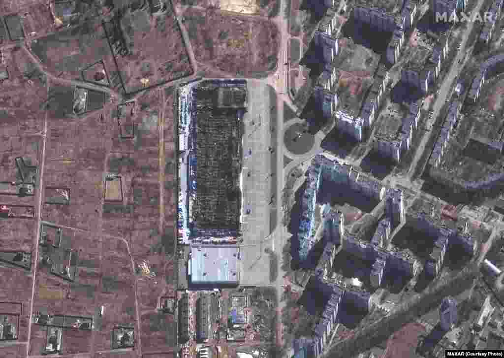 Чернігівський торговий центр «Епіцентр К» знищений обстрілом російських військових. Satellite image ©2022 Maxar Technologies