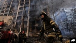 Una dintre clădirile care adăposteau civili lovită de raidurile Armatei Ruse.