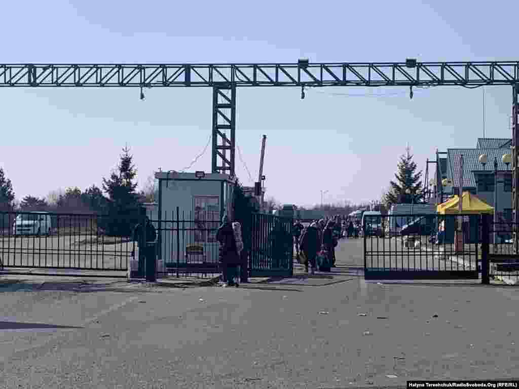 Громадяни України пішим переходом втікають за кордон. Хтось до родичів, хтось до знайомих чи друзів або ж просто по допомогу в європейські країни. За даними Організації Об’єднаних Націй, з України від початку російської агресії виїхали понад 2,8 мільйона біженців